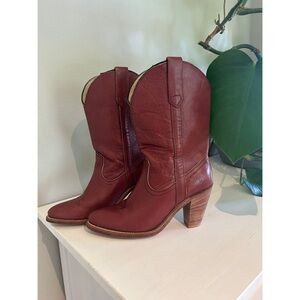 Beautiful vintage women’s size 9 red Frye Cowboy boots in excellent condition